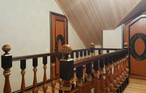 Дерев’яні двері для мансарди